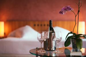 加拉奇科圣罗克酒店的一张桌子,上面放着一瓶葡萄酒和两杯酒杯