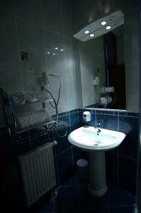 贾科沃达科沃酒店的一间带水槽和镜子的浴室