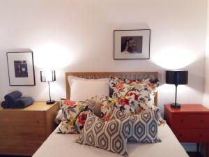 瓦伦西亚Lonja Valencia Flats的一间卧室配有一张带枕头的床和两盏灯。