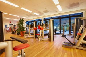 齐勒河谷采尔特里萨健康-美食-酒店的健身房,配有各种跑步机和机器