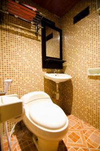万隆弗拉塔曼林卡旅馆的一间带卫生间和水槽的浴室