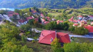 Belokomiti伊利达宾馆的享有红色屋顶的小村庄的空中景色