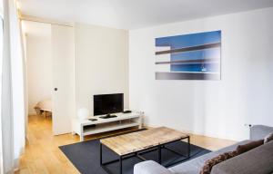 巴塞罗那度勒特海滩公寓的带沙发和电视的客厅