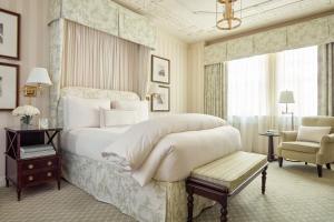 华盛顿亚当斯甘草酒店的卧室配有一张白色大床和一把椅子