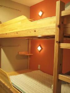 阿苏市阿苏巴瑟背包客酒店的一间客房内配有两张双层床的房间