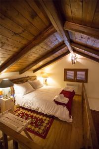 阿拉霍瓦勃朗峰别墅的阁楼上的卧室配有一张大床
