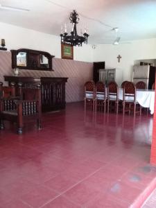 阿卡普尔科Casa Costera Miguel Alemán的配有桌椅和桌子的房间