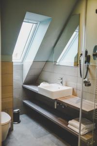 胡苏姆Altes Zollamt的一间带水槽和镜子的浴室