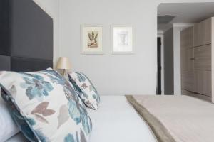 伦敦布兰德福德酒店的一间卧室配有一张带两个枕头的床
