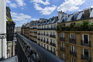 巴黎瑞拉斯杜普来酒店的阳台享有建筑景观。
