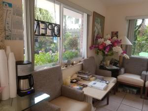 劳德代尔堡肖沙湾度假旅馆的客厅配有咖啡桌和窗户