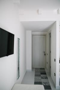 拉维罗Rosa e Valentino的走廊设有平面电视和白色墙壁
