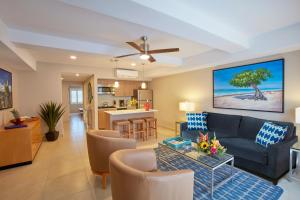 棕榈滩迪维荷兰​​村海滩度假酒店的客厅配有沙发和桌子