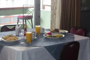圣何塞纽沃马拉家托旅馆酒店的一张桌子,上面放着食物和饮料