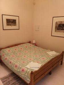 维尔纽斯对岸共和国多拉公寓的一间卧室配有一张床和被子