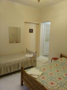 维尔纽斯对岸共和国多拉公寓的一间卧室配有两张床和镜子