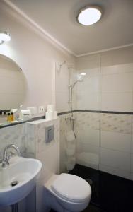 帕克薇拉普科酒店的浴室配有卫生间、盥洗盆和淋浴。