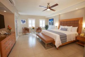 棕榈滩All Inclusive - Divi Dutch Village Beach Resort的一间卧室配有一张大床和吊扇