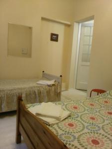 维尔纽斯对岸共和国多拉公寓的一间设有两张床的客房和墙上的镜子