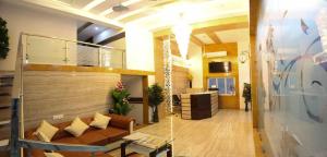 纳威孟买Hotel Pearl的客厅配有沙发和桌子