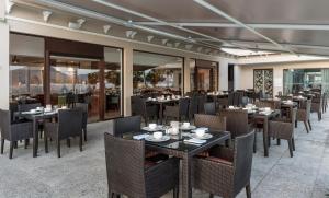 乌代浦拉肯德酒店的用餐室设有桌椅和窗户。
