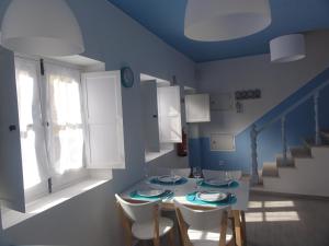 西尔韦斯Casa Pelourinho的蓝色的客房配有桌椅和楼梯