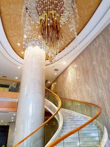 马尼拉Swiss-Belhotel Blulane的商场的吊灯,带自动扶梯