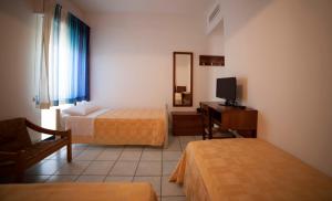 索威拉托玛里纳Hotel Nettuno的酒店客房设有两张床和电视。