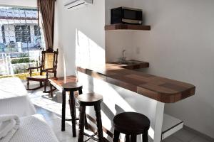 科苏梅尔玛丽卡门酒店的一间厨房,内设一个柜台和凳子