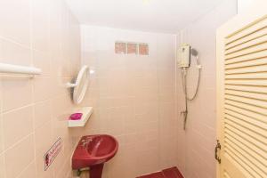 华欣雅丽之家酒店的一间带红色卫生间和淋浴的浴室