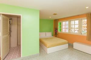 华欣雅丽之家酒店的一间卧室设有一张床和一个窗口