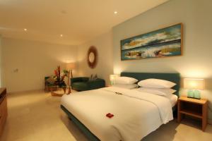 勒吉安AQ-VA Hotel & Villas Seminyak的卧室配有一张带白色床单和枕头的大床。