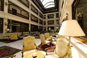 马德里唐皮奥酒店的大房间设有桌椅和台灯