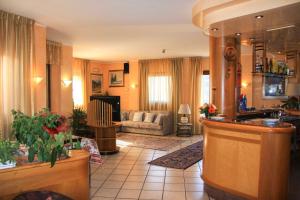 圣文森特勒斯赛松斯酒店的带沙发的大客厅和厨房