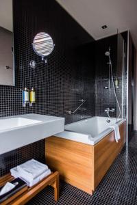 科希策优思明科希策酒店 的浴室配有白色浴缸和水槽