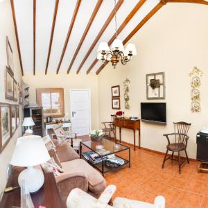 加拉奇科马尔佩斯特雷斯酒店的客厅配有沙发和桌子