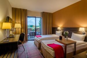 米科瓦伊基米科瓦伊基Spa度假酒店 的酒店客房配有两张床和一张书桌