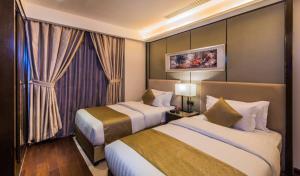 利雅德Boudl Gaber的酒店客房设有两张床和窗户。
