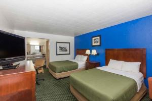 Great Bend格雷特本德旅程住宿酒店的酒店客房设有两张床和一台平面电视。