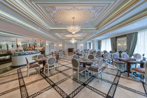 伊斯坦布尔Elite World Istanbul Florya的一间带桌椅和吊灯的用餐室