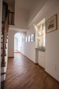 佛罗伦萨Le Tre Lune Suites的走廊设有白色墙壁和木地板