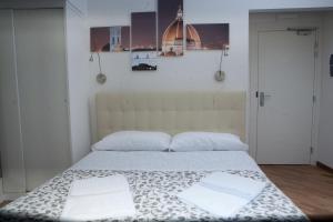 佛罗伦萨Le Tre Lune Suites的一间卧室配有一张床,上面有两条毛巾
