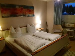 瓦尔德克Strandhaus Nr. 12的一间卧室配有一张带两个白色枕头的床