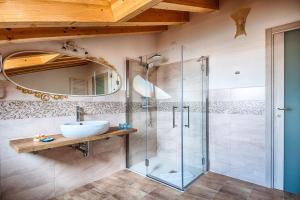 维罗纳Lady Verona Residence的一间带水槽和淋浴的浴室