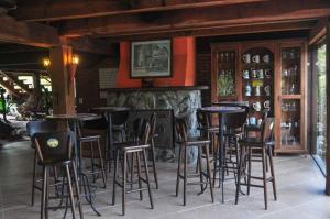 里奥杜斯塞德鲁斯Pousada LindnerHof的餐厅内带桌椅的酒吧