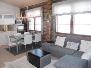 萨利色尔卡Lapin Kutsu Log Cabins的客厅配有沙发和桌子