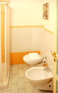 萨维勒特里Midiè B&B Savelletri的一间带卫生间和水槽的浴室