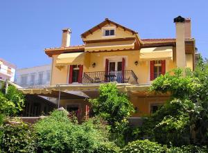 卡斯托里亚维纳图拉庄园酒店的黄色房子的顶部设有阳台