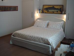 圣马洛安杰勒斯豪宅住宿加早餐酒店的卧室配有带粉红色枕头的大型白色床
