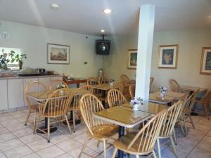 安纳海姆Motel 6 - Anaheim Hills, CA的用餐室配有木桌和椅子
